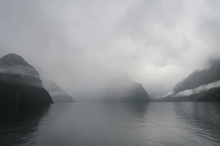 更精準地來說，底層的雲主要是湖水或山地植被提供的水氣，氣流順著山勢爬升到一個高度後，就會形成雲。因為這一帶的溼度差不多，所以雲底的高度是差不多的。至於再高一點的雲，就和當時的天氣系統有關了(X