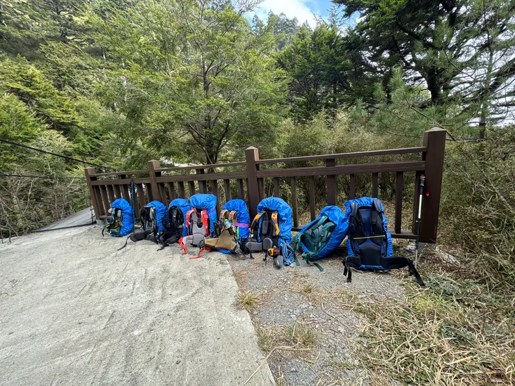 下三疊瀑布前卸下的背包排排坐。