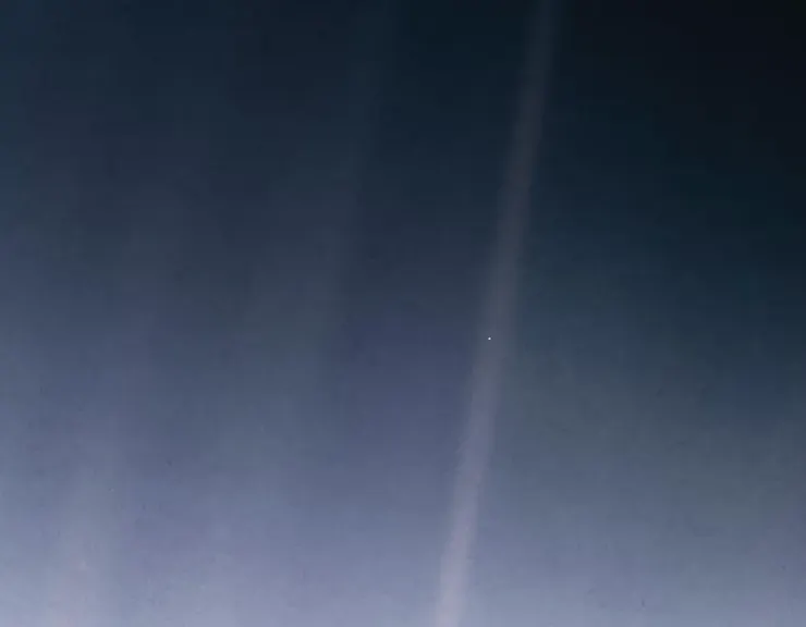 著名的淡藍小點（Pale Blue Dot）。1990年，旅行者一號從60億公里外拍下滄海一粟的地球。來源：NASA/JPL-Caltech