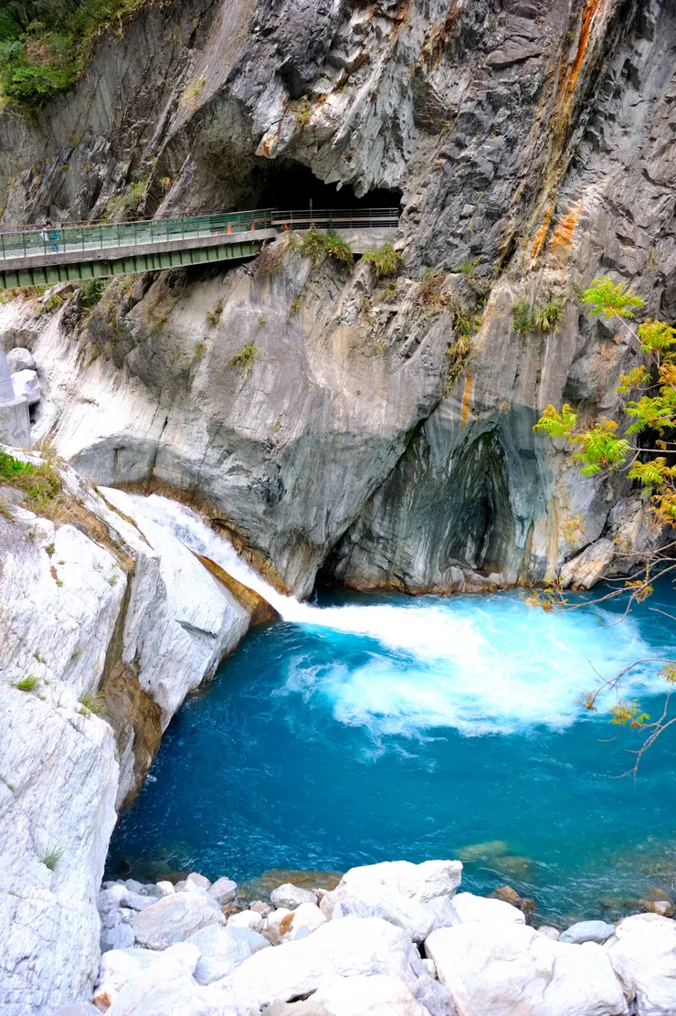 【過橋穿洞仰觀懸瀑俯見白龍，天地精華好似翡翠深潭積澱。白楊瀑布傾洩而下，如白龍般衝進塔次基里溪的深潭，極為壯美。】