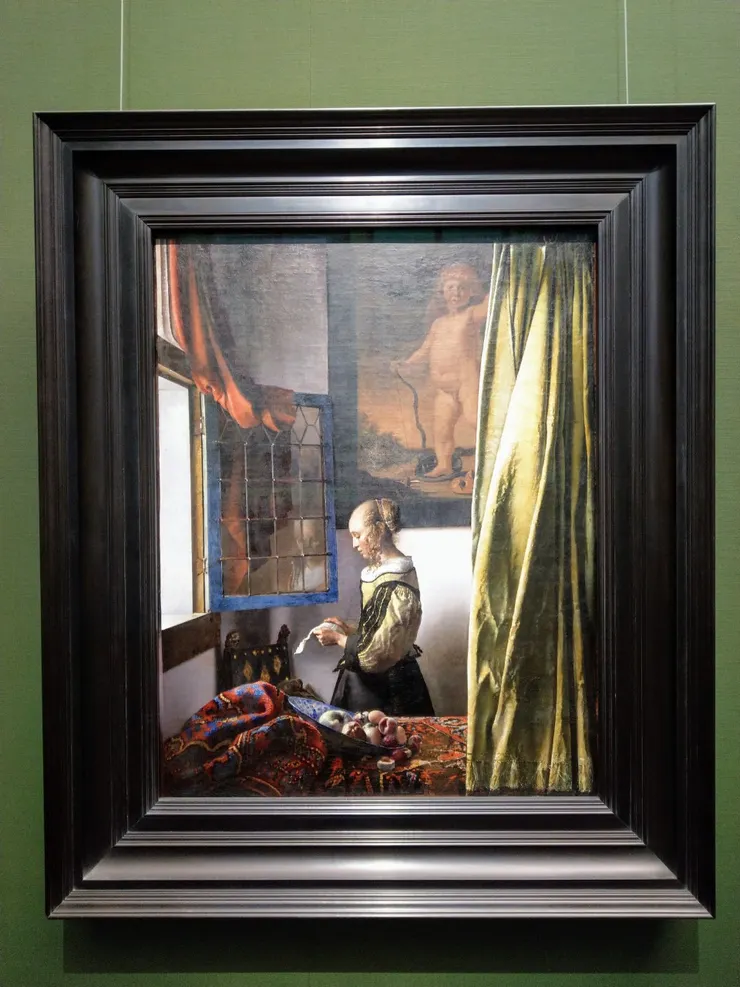 維梅爾的《在敞開的窗邊讀信的少婦》Brieflesendes Mädchen am offenen Fenster Vermeer, Johannes (1632-1675)： 2021年才完成修復，此前，這幅舉世聞名的畫作描繪的是一位年輕女子在高高的天花板房間裡默默地閱讀，房間後牆粉刷一新，空空如也。然而，後來發現，維梅爾創作於1657-1659年左右的《讀信的女孩》並非這幅以其早期形式成為標誌性作品的畫作。房間的白色牆壁上覆蓋著一層早已為人所知的厚重覆蓋，一直被認為是維梅爾本人所為。然而，最近的科學研究毫無疑問地證明，畫面上半部的淺色覆蓋並非出自藝術家之手。丘比特圖案以「畫中畫」的形式裝飾著牆壁，這幅畫作很可能在維梅爾去世後被他人從畫中抹去。與專家委員會合作，他們決定將這層覆蓋的覆蓋層作為一項重大修復工程的一部分進行移除，從而將畫作恢復到藝術家原本的原貌。如今，畫面清晰可見丘比特站立的形象，他右手緊握弓箭，左臂高舉。對於當時的觀察者來說，很難想像還有比這更清晰的線索來暗示少女手中那封信中隱藏的——充滿愛意的——內容。－引自網路