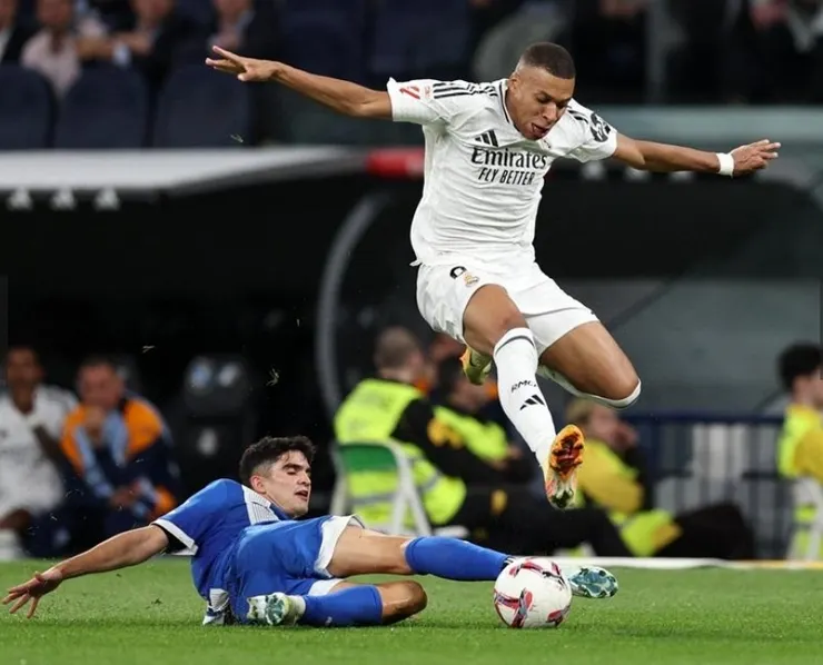 麥巴比跳起避過對手攔截