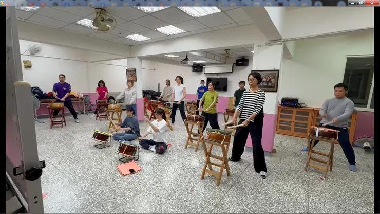 平時只能打平鼓，鼓面還得鋪上塑膠墊以降低音量。