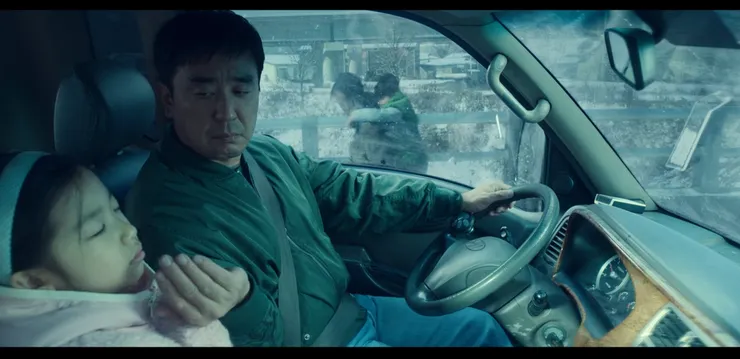 回首第五集的畫面,這兩個家庭都有著悲傷的過往。(Source: Disney +)