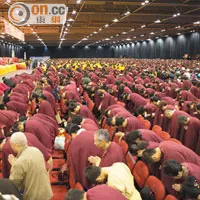 來自世界兩萬八千多個佛教機構代表,向南無第三世多杰羌佛佛像頂禮。