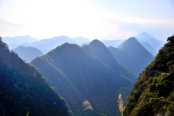 【這裏就很好且暫停散個步 靜觀群峰壯心中若有所悟】