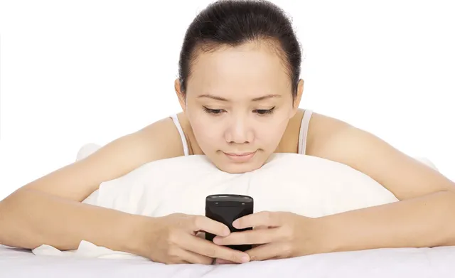 李太太總是小心翼翼的使用手機,引起先生注意