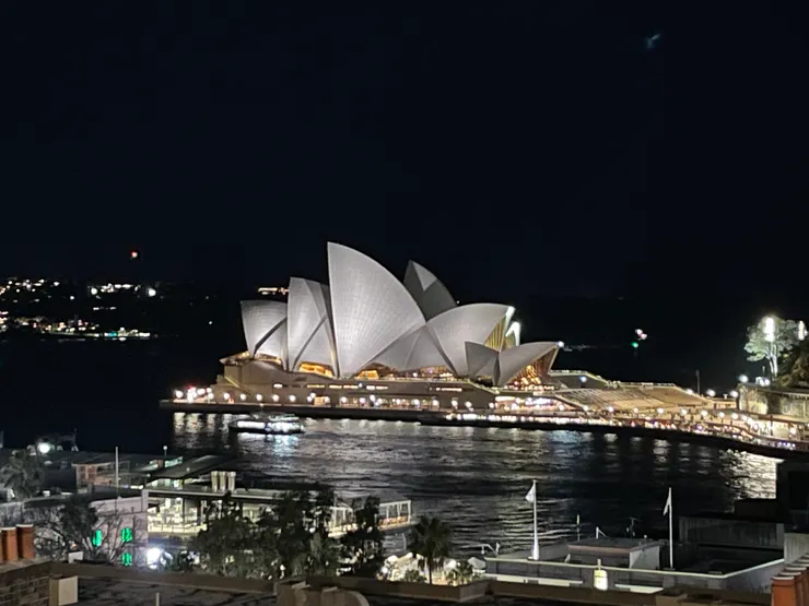 從YHA Sydney Harbour頂樓可以眺望雪梨歌劇院美景。(圖源/作者自攝)