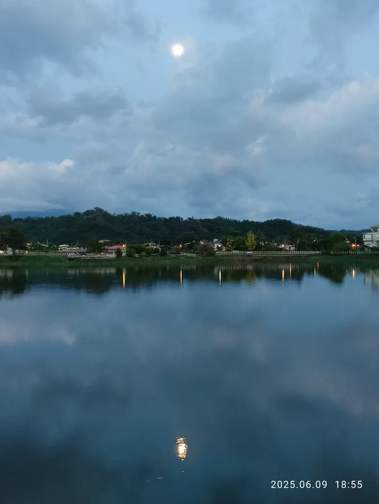 閒卻半湖碎月影，自拍攝