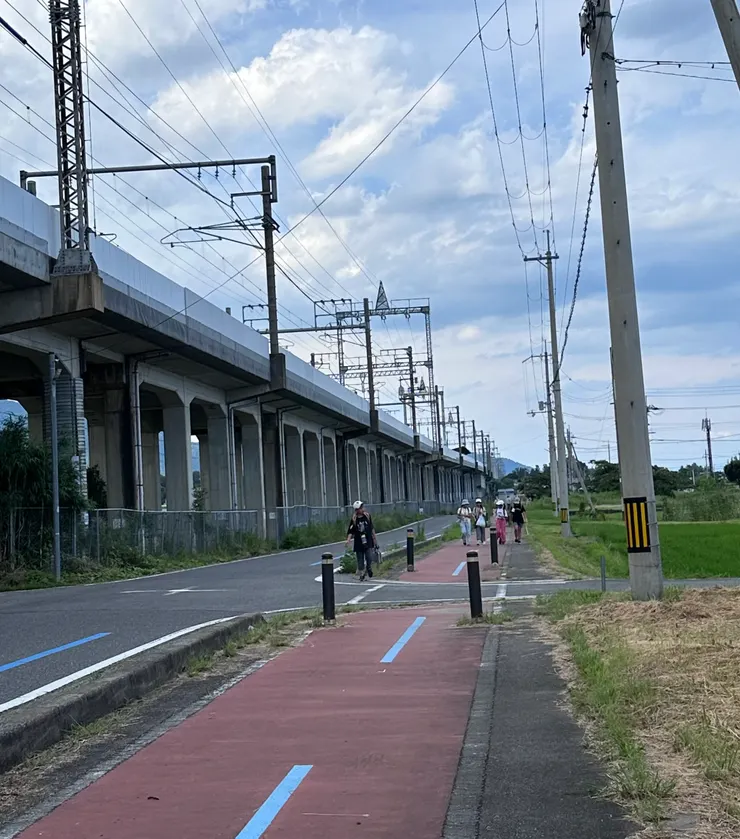 過北小松站之後，沿著鐵道繼續騎藍色線，正好遇到很多放學的小學生，好可愛😍 
