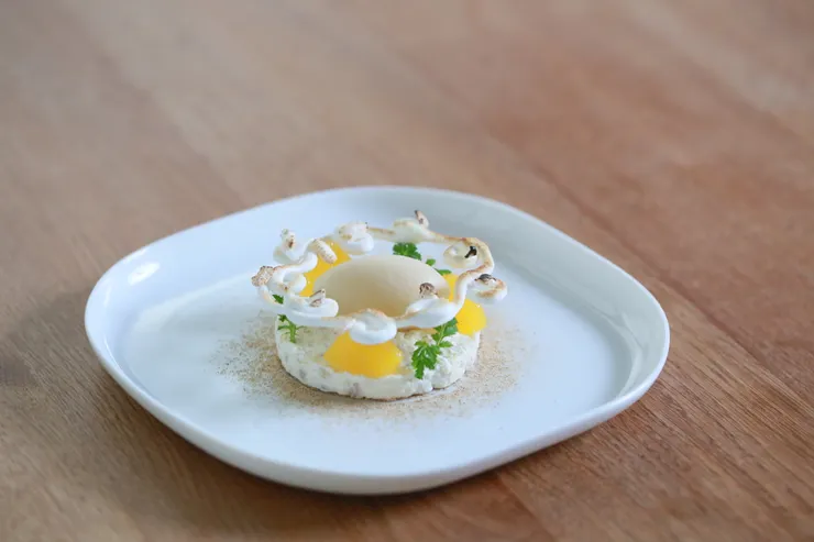 甜點套餐：Main dessert（大麥仁米布丁／柳橙／麥茶雪酪），使用餐具：TG 白瓷方盤