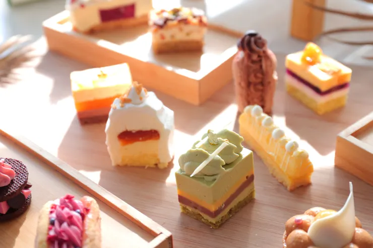 西點主廚以北海道鮮乳、十勝鮮奶油與乳脂起司為基底,揉合芒果、百香果、鳳梨與柚子等果香元素,設計出從清爽到濃郁皆有的主題甜點。圖/墾丁凱撒提供