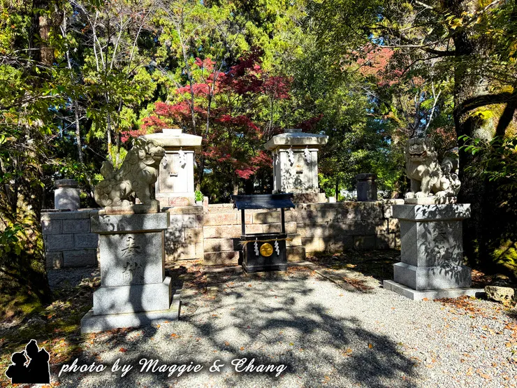 目前剩下的兩座石祠是當年大洪水損壞最嚴重的中四社與下四社，石燈籠應該是後來重建。石祠的兩旁，分別有兩棵大樹，樹齡超過1500年的櫟樹就是三月降臨之地