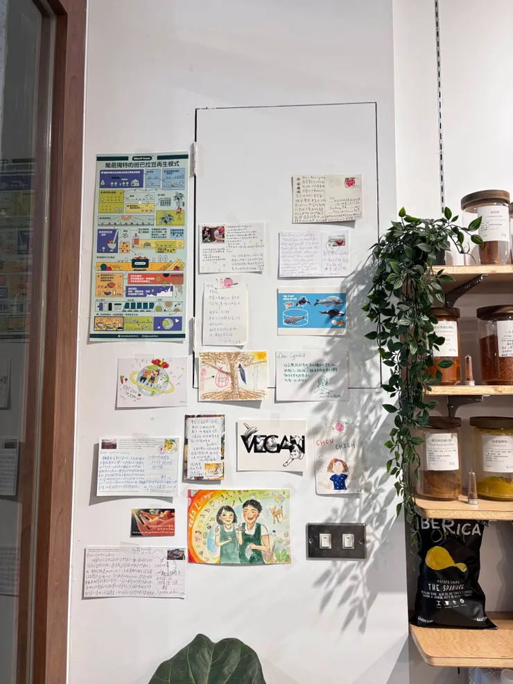 有一個小小的卡片牆，來自各地給老闆&闆娘的回饋