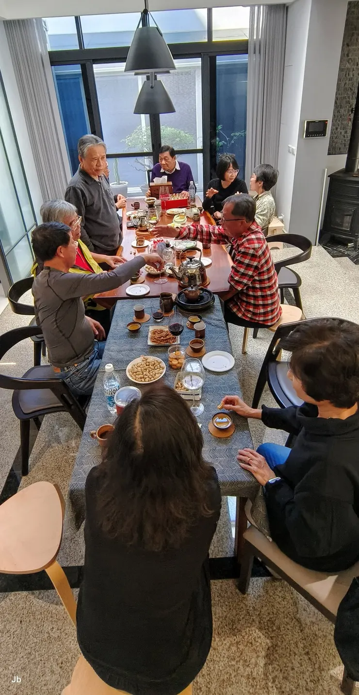 【一樣的人一樣的契濶談讌，渾然不覺歲月將容顏偷換。】