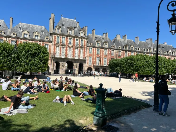 圍著廣場的房子很美