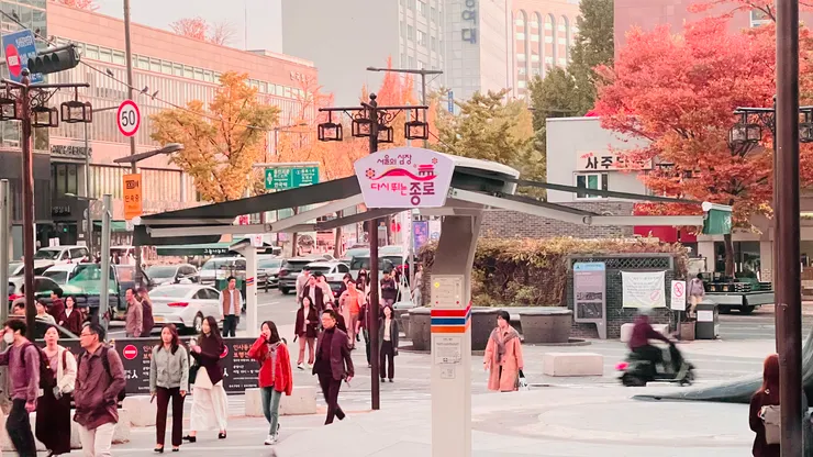 熙來攘往的車潮人潮，摩托車在市區不多，外送人員居多。