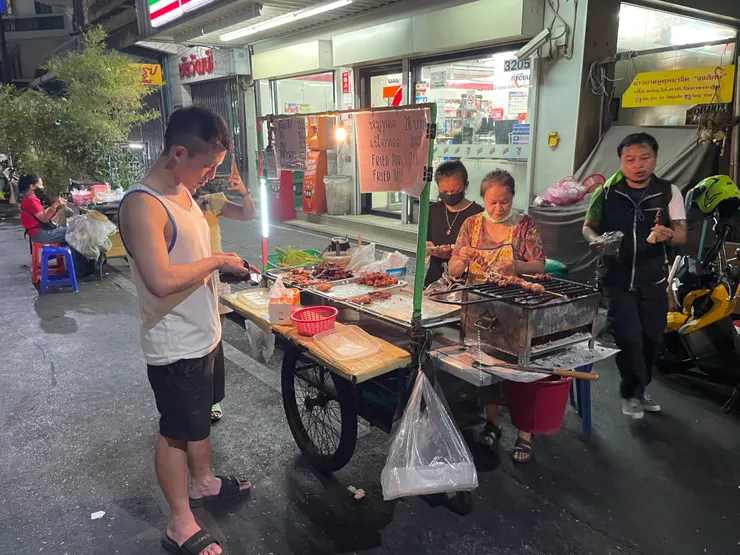 飯店附近的烤肉攤