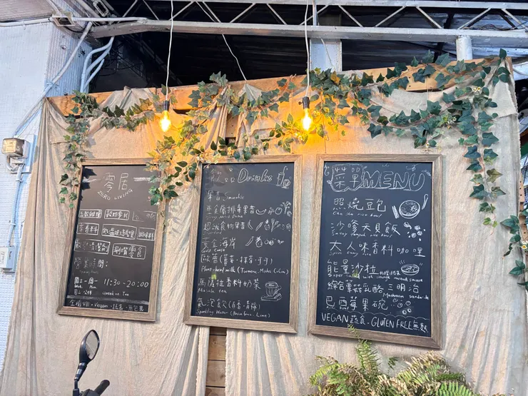 門口的黑板就能一目了然，目前在賣的商品有什麼