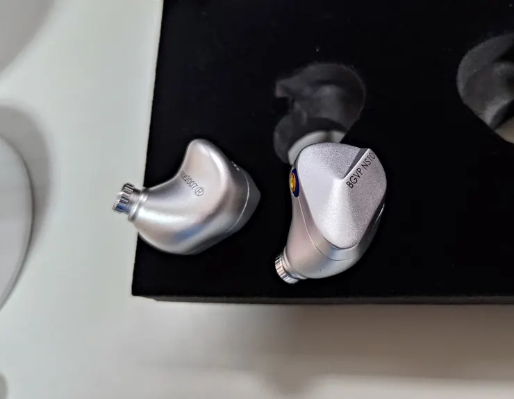 簡潔的金屬線條外型，我買的是銀色，也有灰色款。不會留指紋！