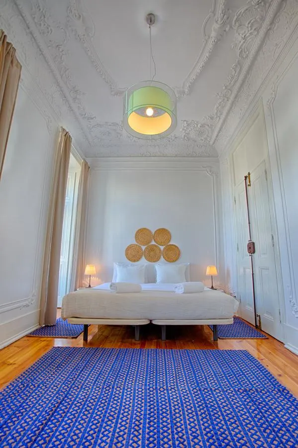 房內舒適乾淨,高挑屋頂上還有美美的雕花