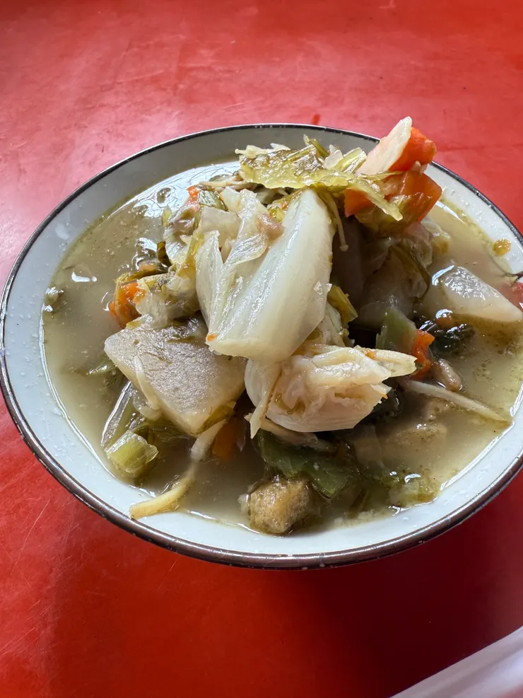 大鍋菜近照,各種菜、肉在裡面