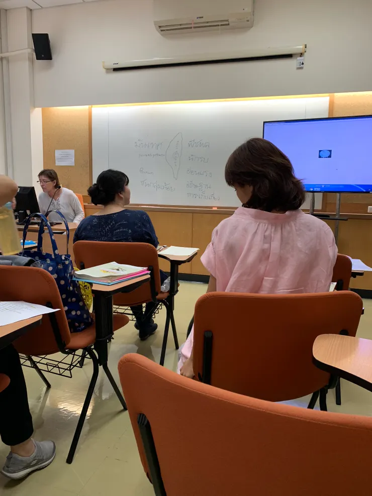 一個班大概有10幾個同學，有來自美國、澳洲、台灣、日本、中國等