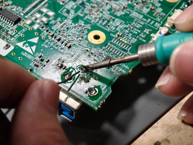 手工焊接更換USB底座。