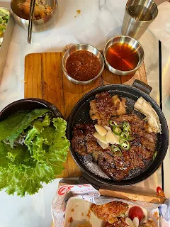 就是站在自家公司並非該產業之龍頭霸主的前提下，要求生存就得要靈活運用各種策略才行。盡量節省營運成本，增加銷售金額等等，都是有必要的。所以與其他家公司合作，就是一個必須去考量的選項。不去借重其他公司的力量，光憑一家公司，當然是能力有限。