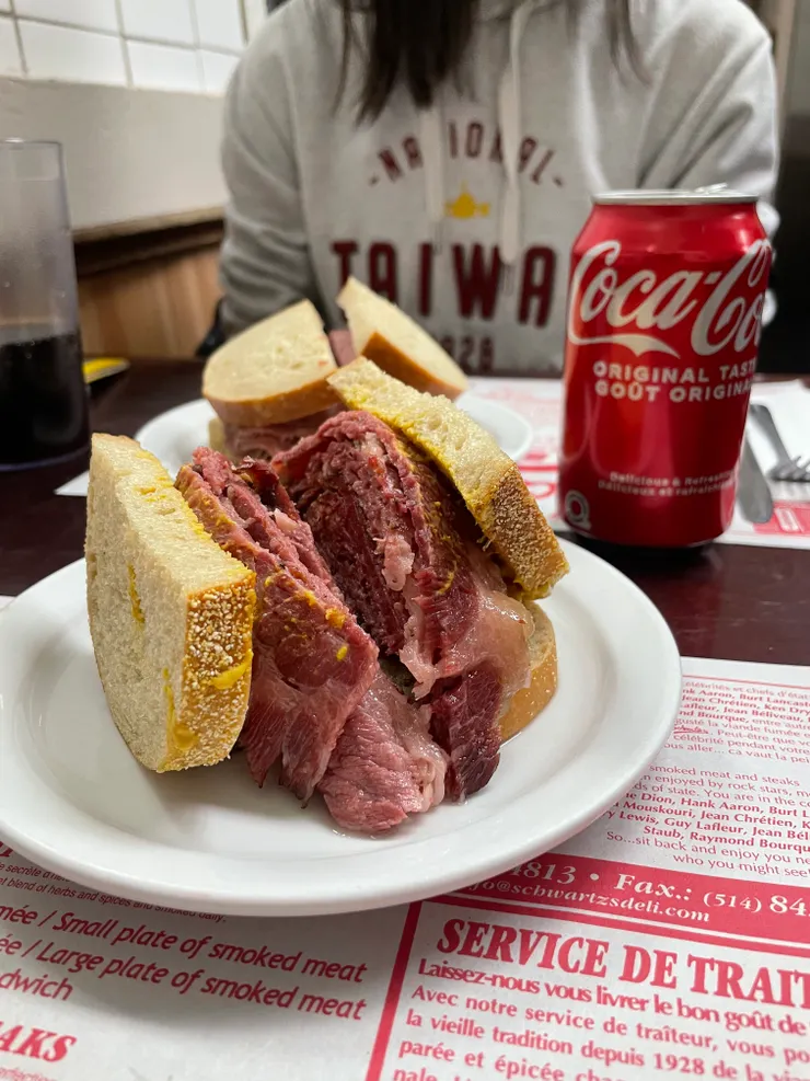 燻肉多到麵包根本夾不住
