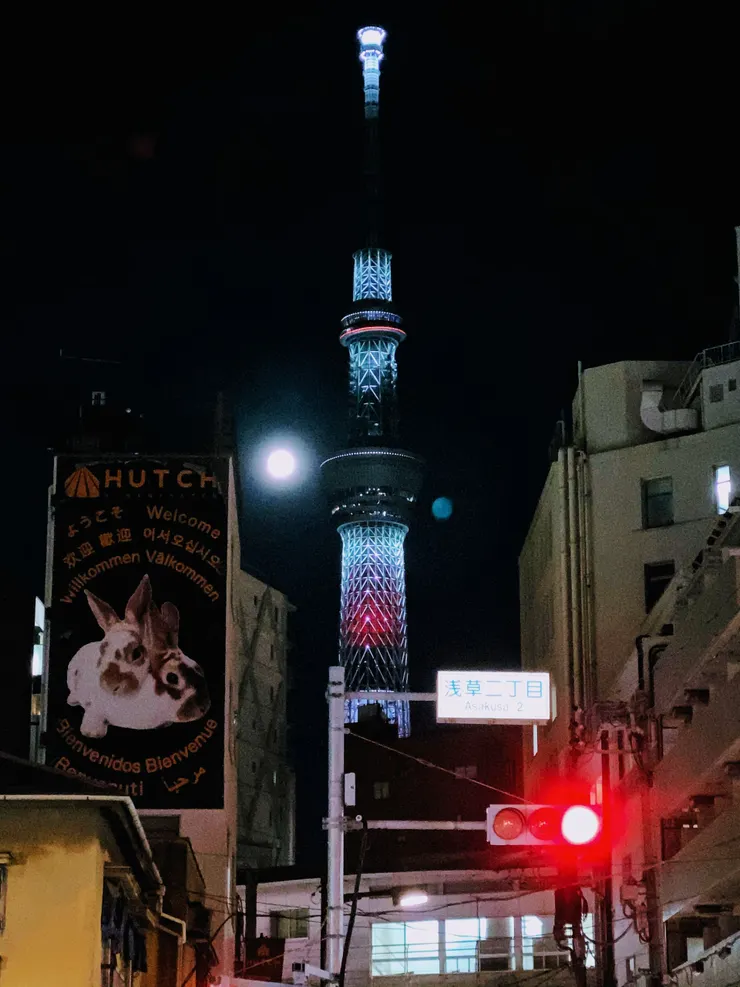 附近的路口就可以看見晴空樹