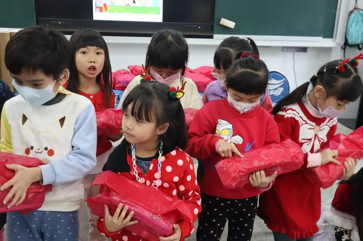 孩子們收到禮物迫不及待的表情