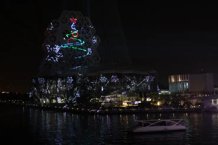 愛之船刻意關燈讓乘客有好的拍照效果