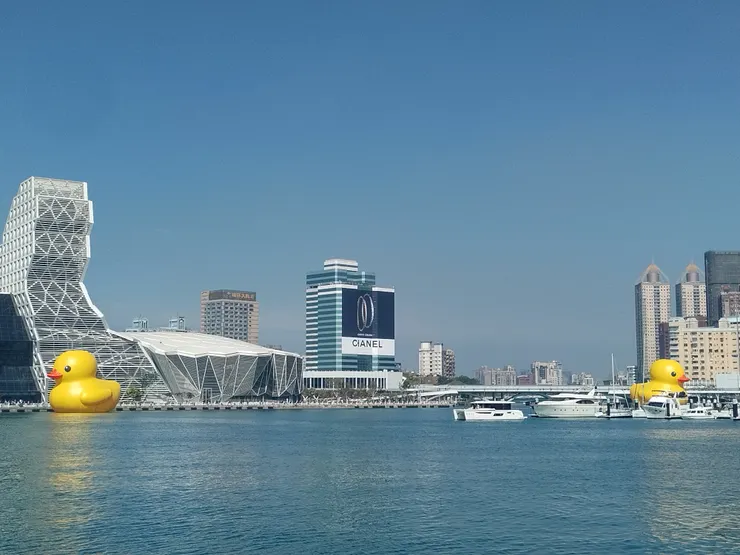 左邊C11站，右邊C10站