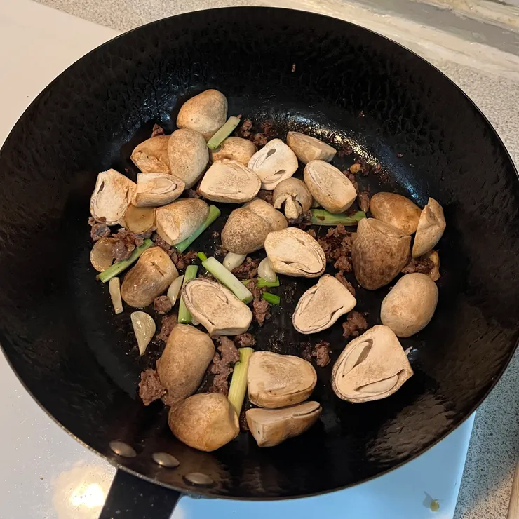 與牛肉一起炒熟即可