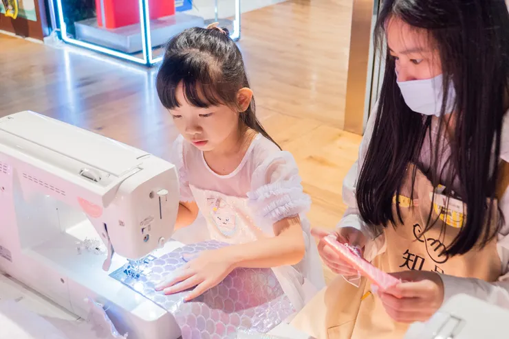 認真製作中~神情好專注啊!