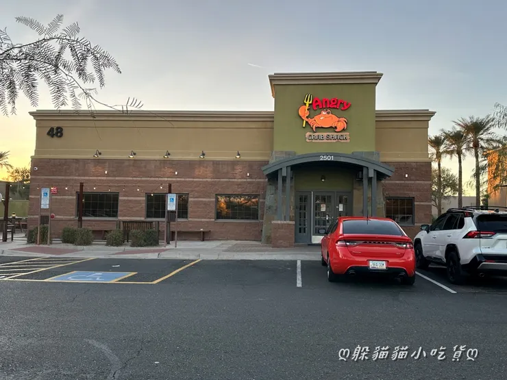 店門口就是一隻看起來很不爽的螃蟹，非常好認