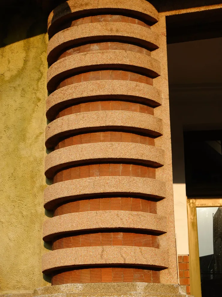 摩石子代表彩帶間以十三溝面磚