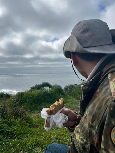 ▲也找了一個感覺不那麼危險的地方, 坐下來啃麵包!  我被風吹到都吃不到麵包, 一直吃到自己的頭髮. 