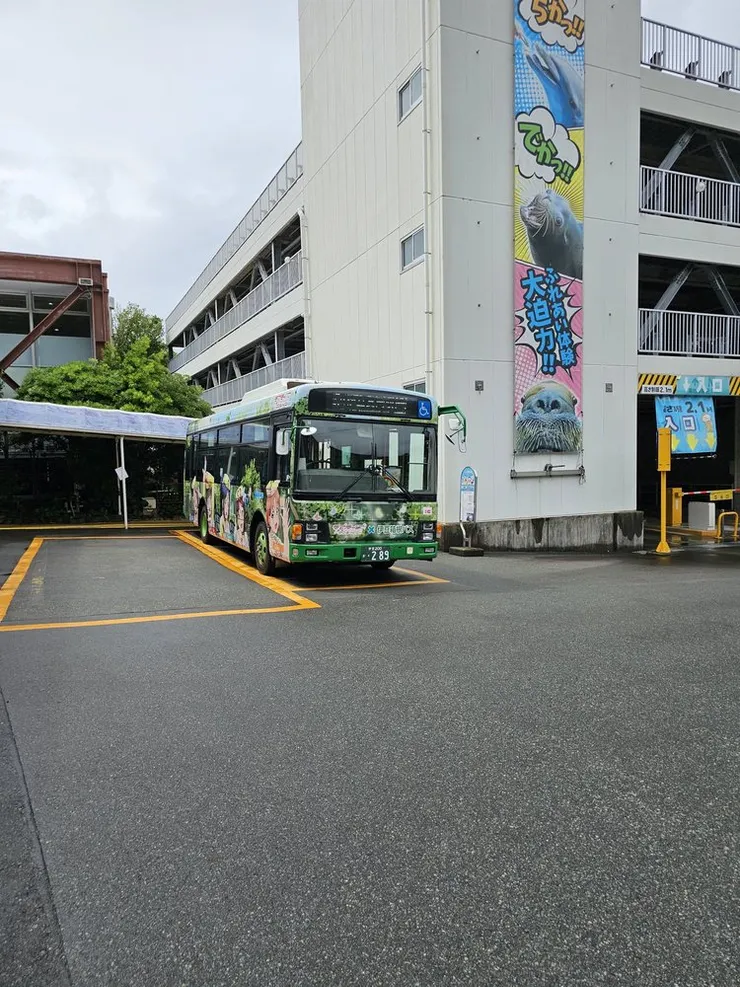 這輛是往伊豆長岡站的公車，他會在這裡等到時間再發車(這裡是伊豆箱根巴士的折返點)