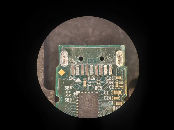 仔細看焊接點,少了一堆焊盤。