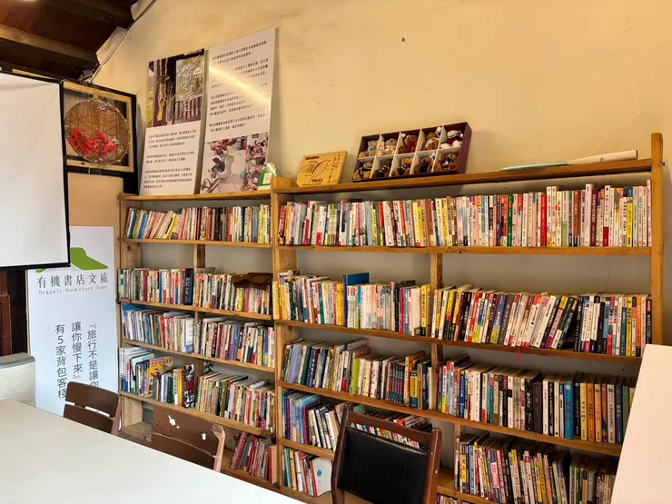 右側的書架上擺滿了各式各樣的舊書。