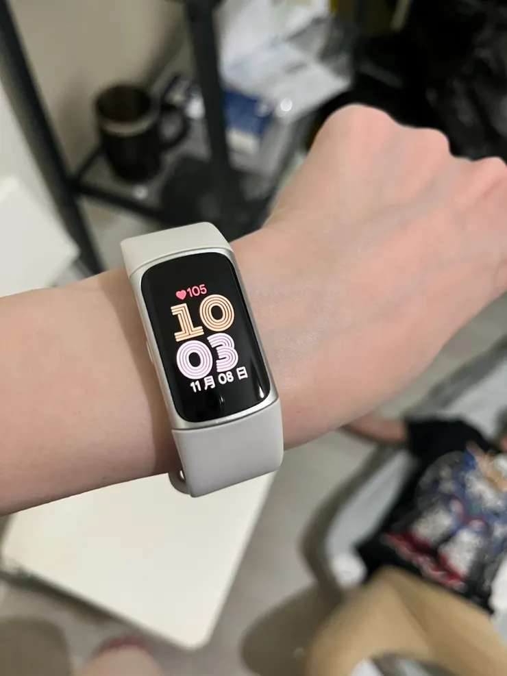 白色錶帶有點不習慣。背景就是這兩天一直破病耍廢中的男主角。