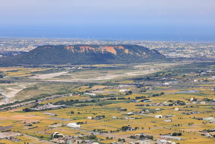 台中大甲名山：鐵砧山。山形就像一個大鐵砧般特別。