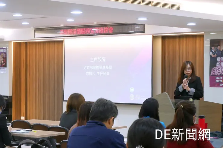 基隆關主任袐書成樹芳與台北市進出口商業同業公會業者提供諮詢服務。(圖由基隆關提供)