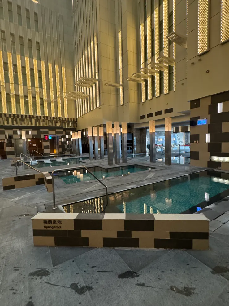 水療區很少見的挑高環境,空間感上少了壓迫, 真的是讓人心曠神怡 