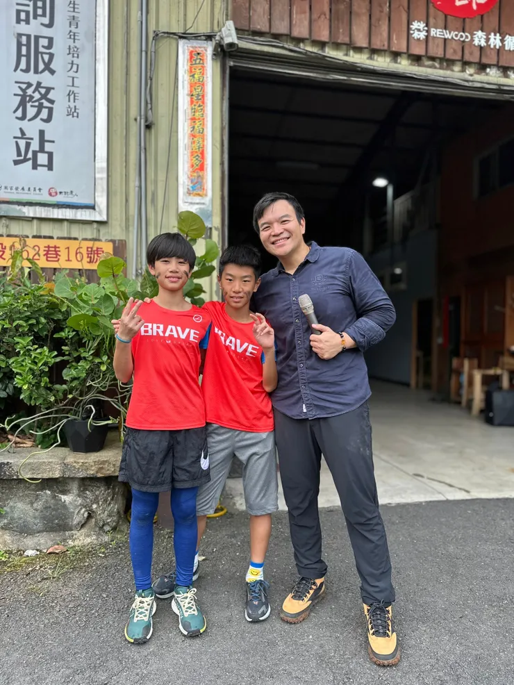 參訪新竹湖口地方創生工作站，了解木材的再利用價值。