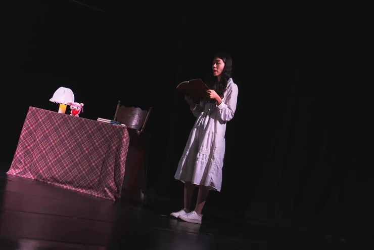 劇中角色鄒明慧，頌讀日記片段。（圖片來源：https://www.facebook.com/wearttogether2014）