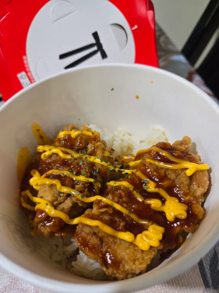 兩塊大的無骨雞腿排，量比較多一些