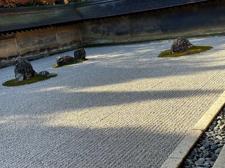 龍安寺最有名的石庭，象徵島嶼和海的枯山水